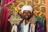 эфиопский священник с церемониальными крестами