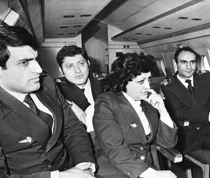Захват самолета википедия. Захват самолета в Тбилиси в 1983. Грузинские студенты захватили самолет. Угон самолёта в Грузии 1983. Стюардессы ту 134 Тбилиси 1983.