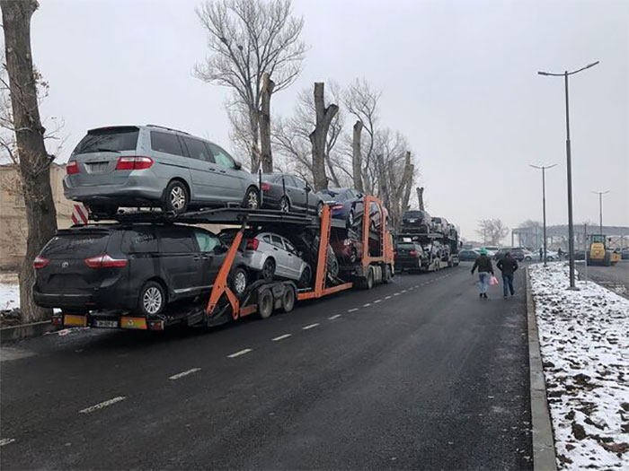 
Очередь из импортируемых автомобилей на таможне в Гюмри достигает нескольких километров    